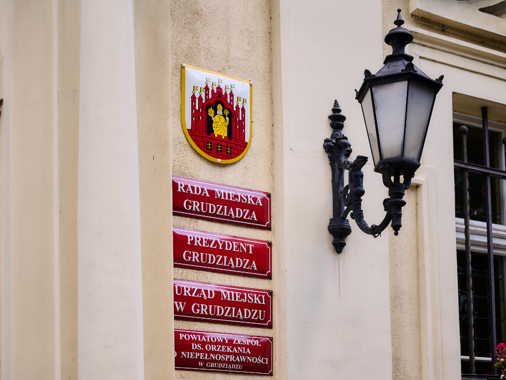 Fotografia przedstawia budynek Urzędu Miejskiego w Grudziądzu