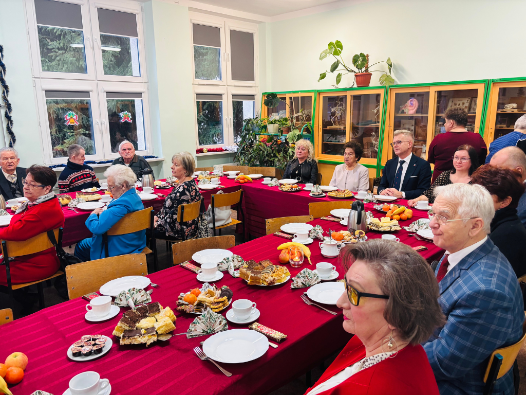 Fotografia przedstawia uczestników spotkania opłatkowego w Szkole Podstawowej nr 17. 