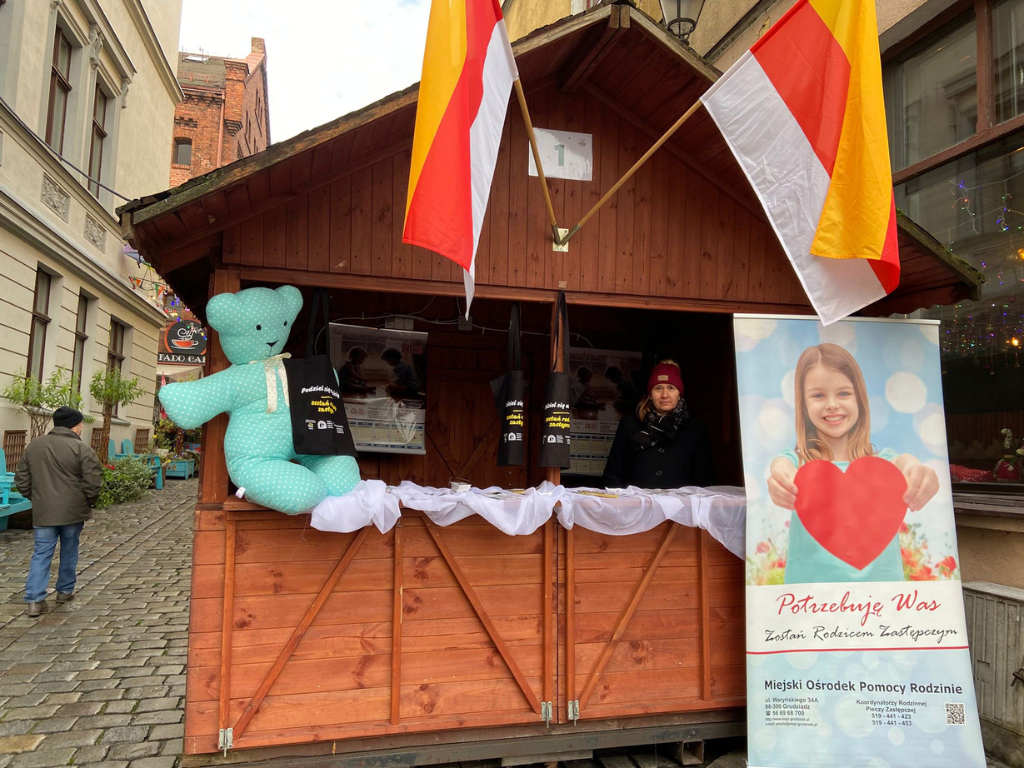 Fotografia przedstawia stoisko Miejskiego Ośrodka Pomocy Rodzinie w Grudziądzu. 