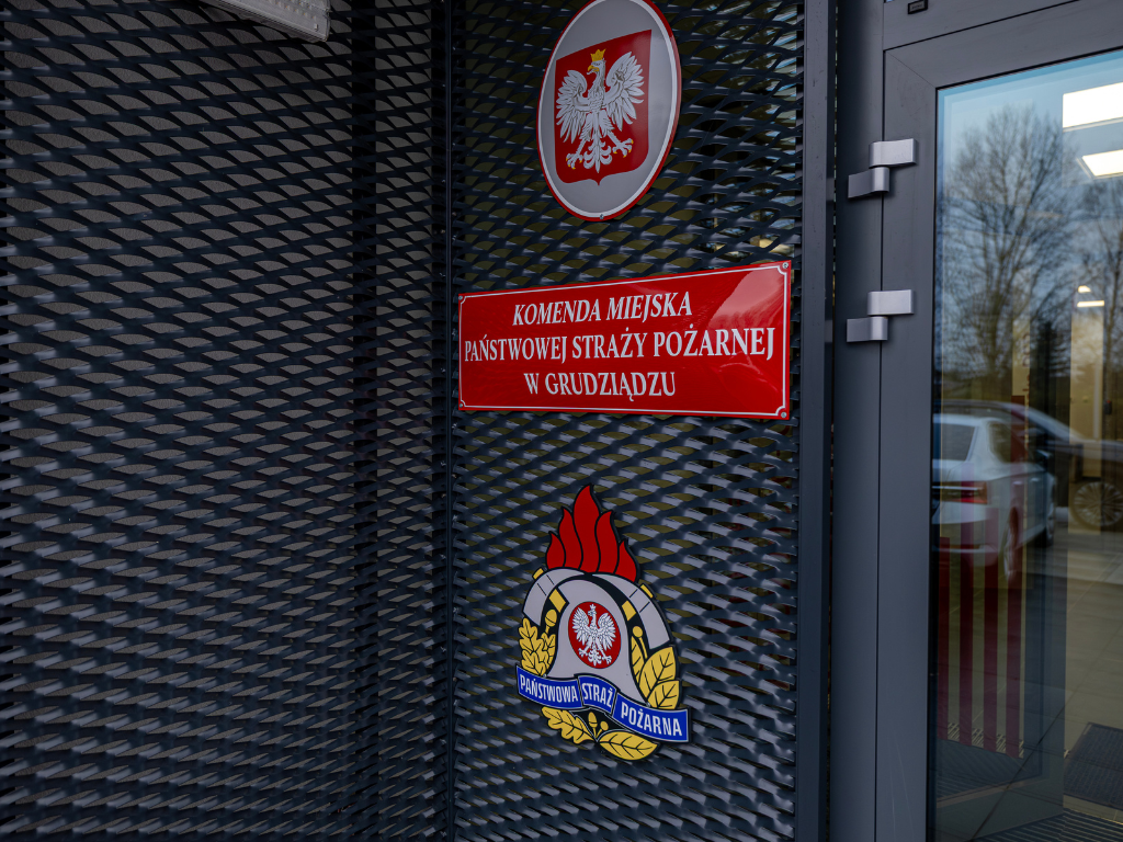 Fotografia przedstawia tabliczkę informacyjną.