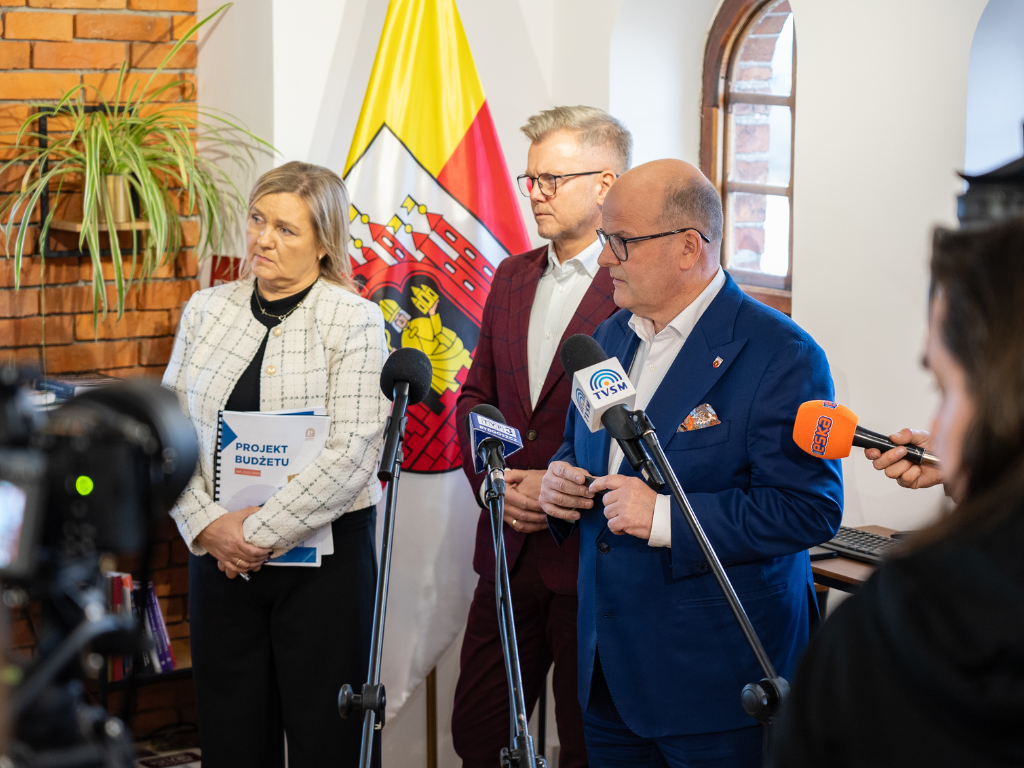 Fotografia przedstawia prezydenta i wiceprezydenta Grudziądza oraz Skarbnik Miasta 