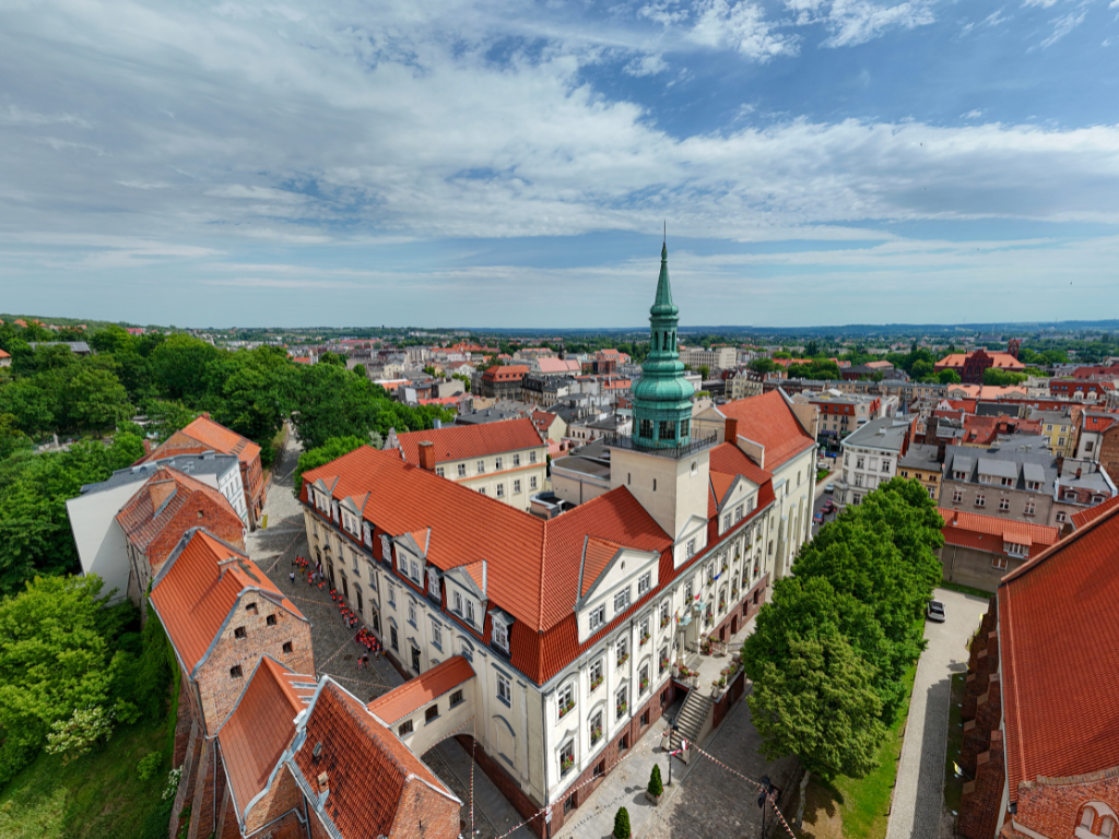 Fotografia przedstawia budynek Urzędu Miejskiego w Grudziądzu.