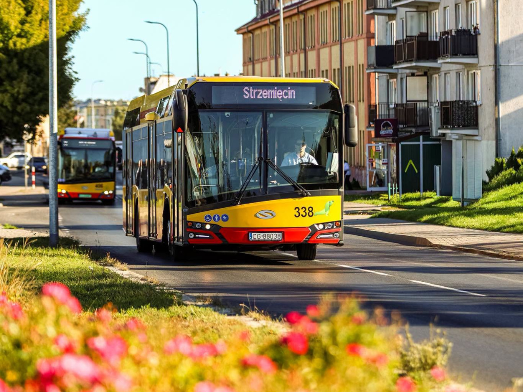 Fotografia przedstawia autobus.