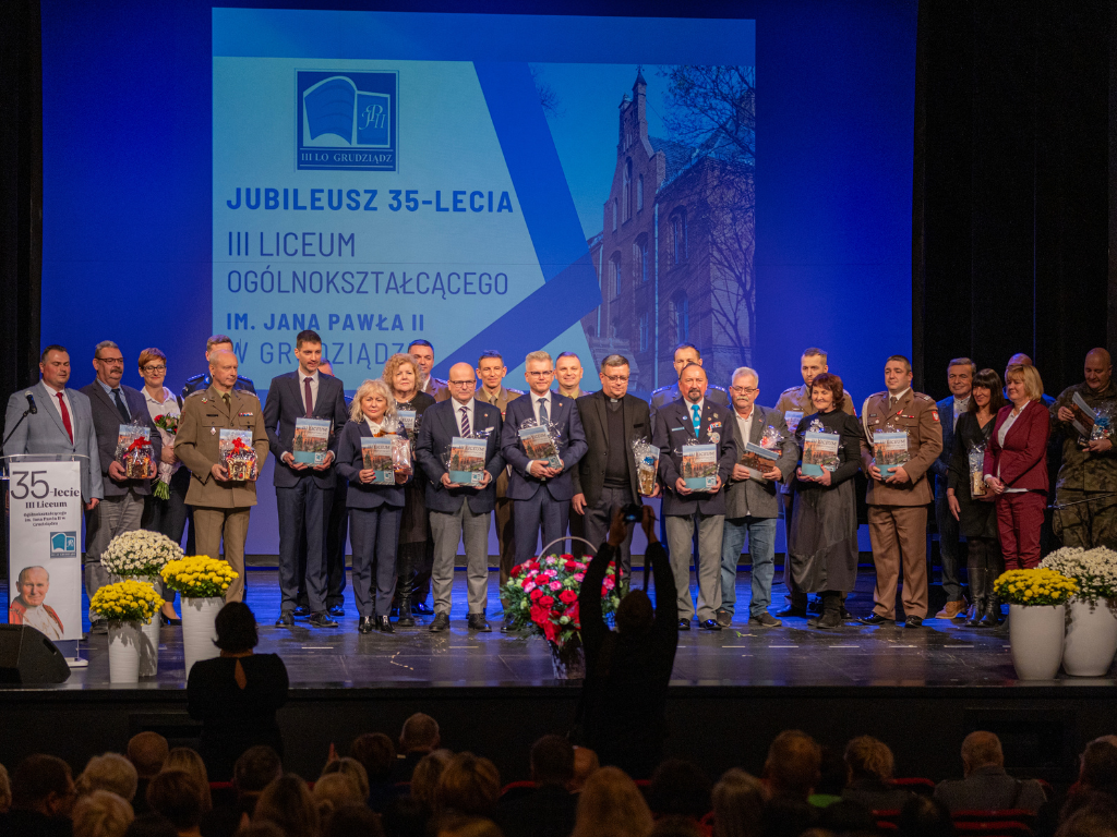 Fotografia przedstawia prezydenta i wiceprezydentów Grudziądza oraz uczestników wydarzenia. 