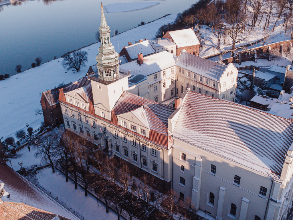 Fotografia przedstawia ośnieżony budynek Urzędu Miejskiego w Grudziądzu.