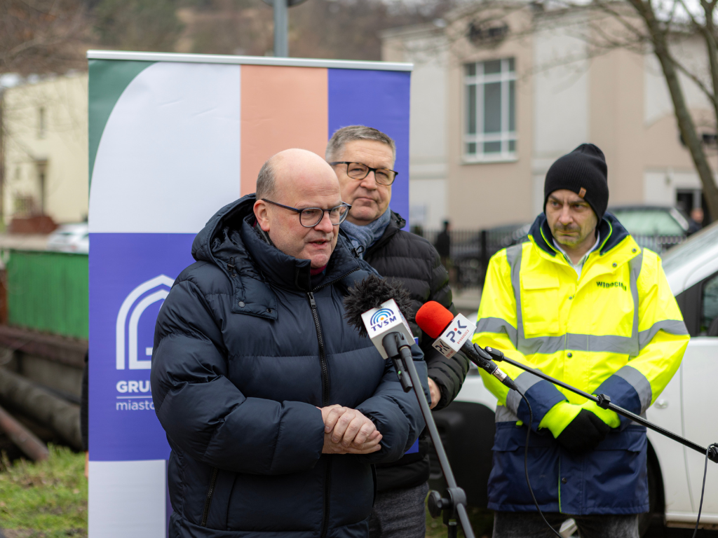 Fotografia przedstawia uczestników konferencji prasowej, czyli prezydenta Grudziądza oraz prezesa Zarządu Spółki Miejskie Wodociągi i Oczyszczalnia.