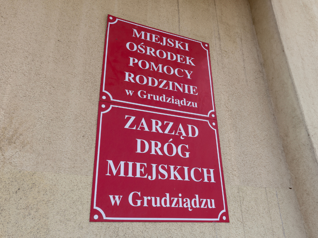 Fotografia przedstawia tabliczkę informacyjną.