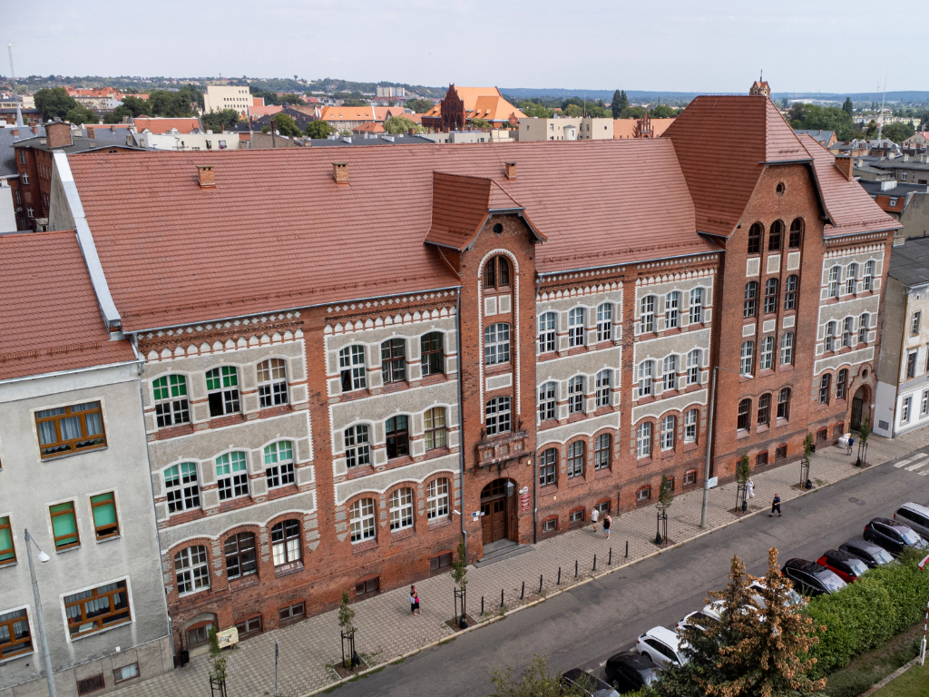 Fotografia przedstawia budynek Zespołu Szkół Gastronomiczno-Hotelarskich w Grudziądzu.