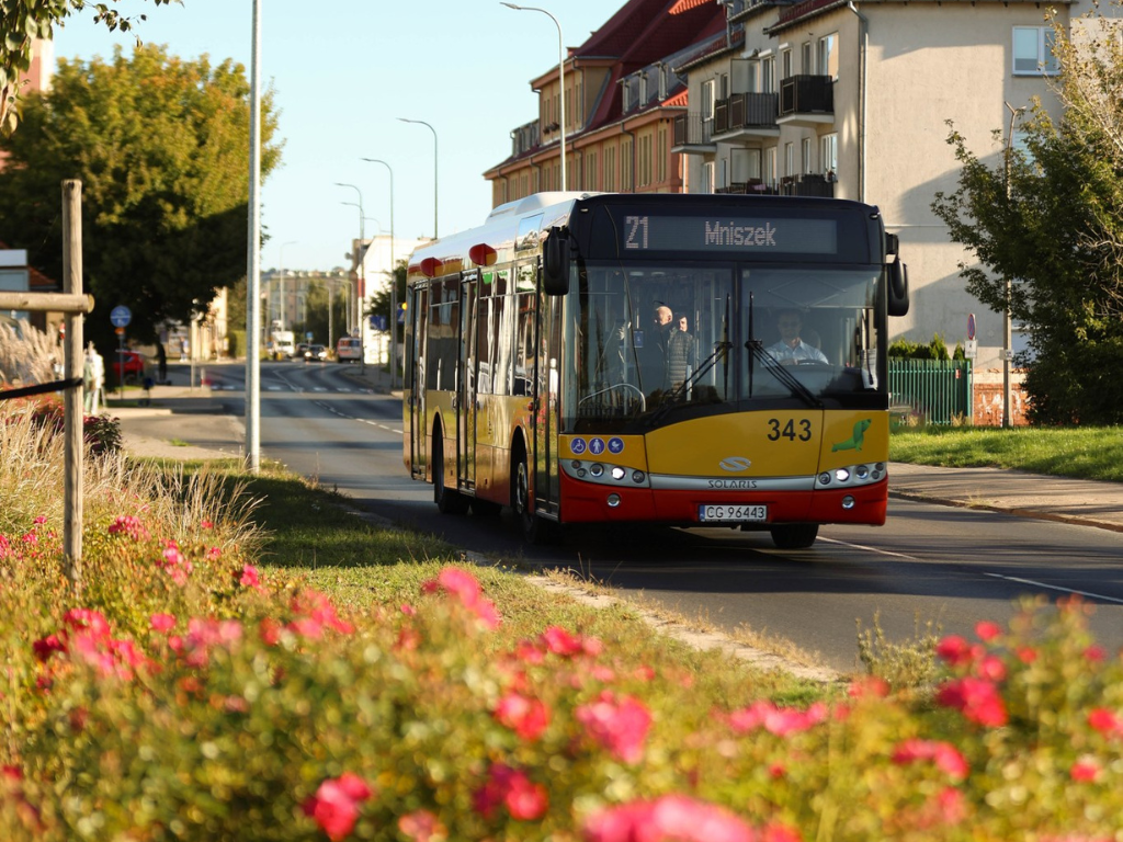 Fotografia przedstawia autobus linii numer 21.
