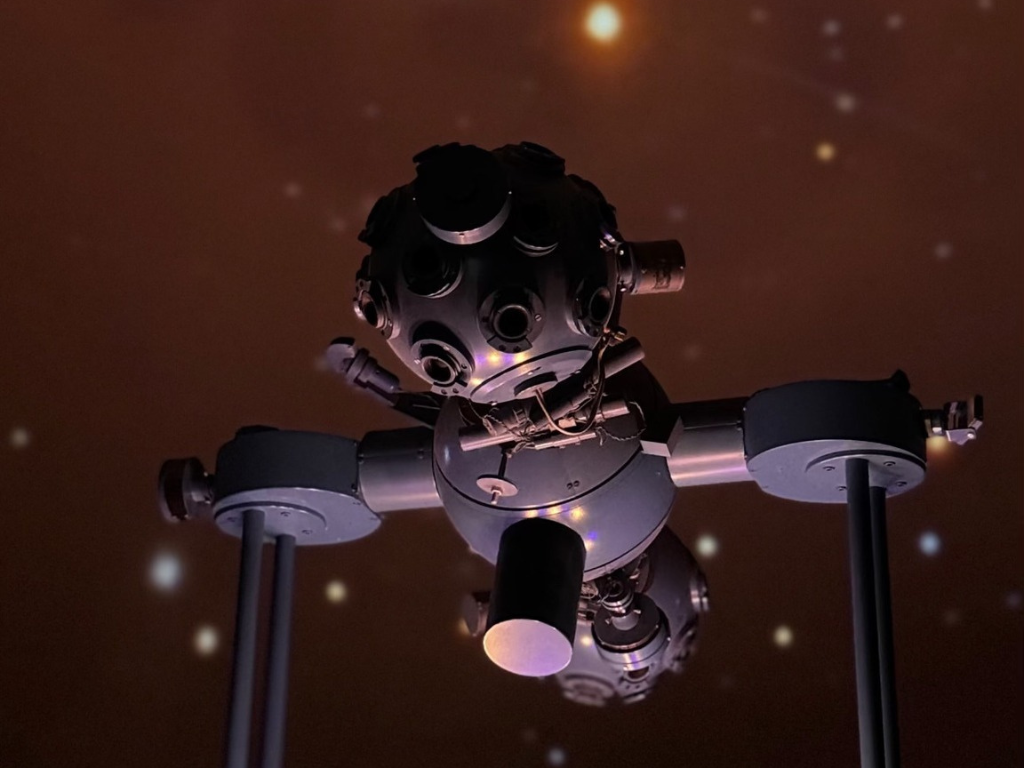 Fotografia przedstawia urządzenie w grudziądzkim planetarium.
