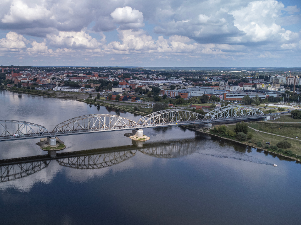Fotografia przedstawia grudziądzki most.