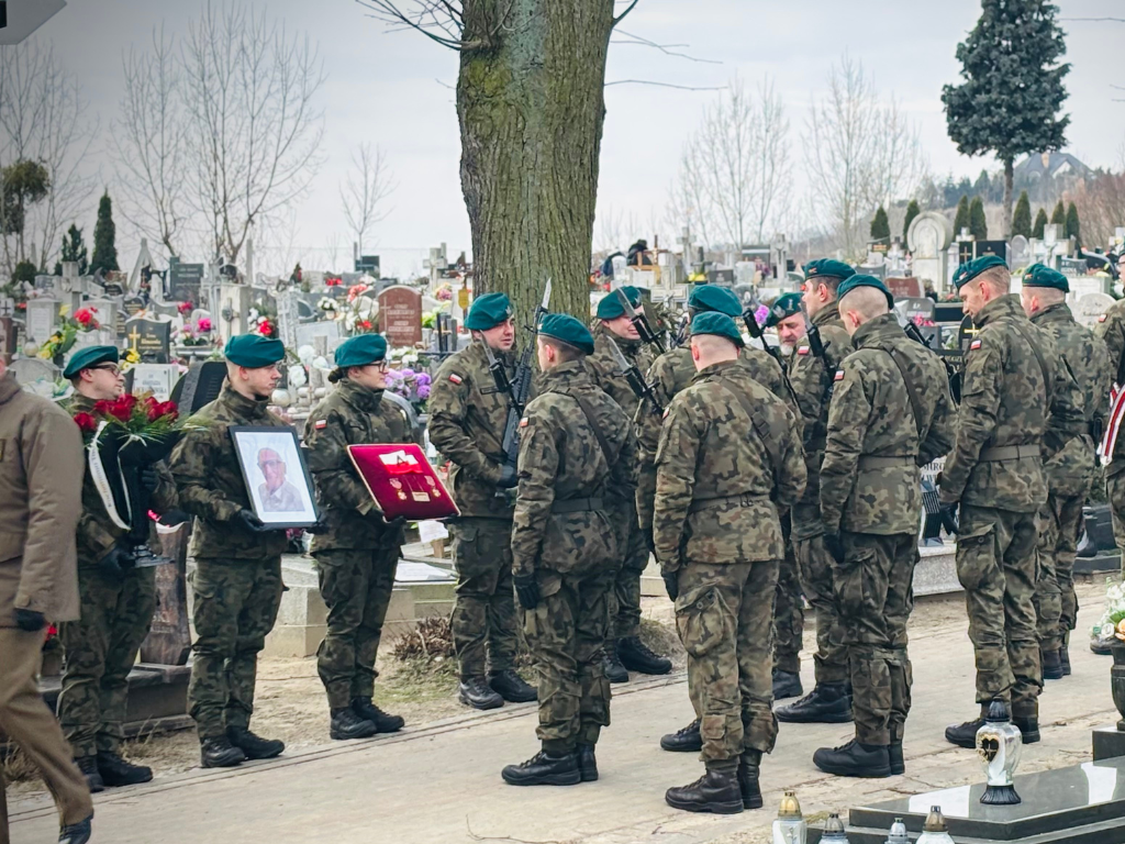 Fotografia przedstawia żołnierzy podczas uroczystości pogrzebowych. 