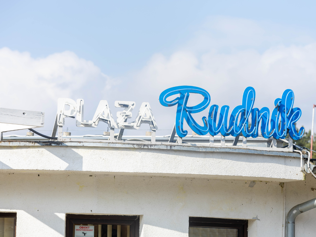Fotografia przedstawia napis Plaża Rudnik.