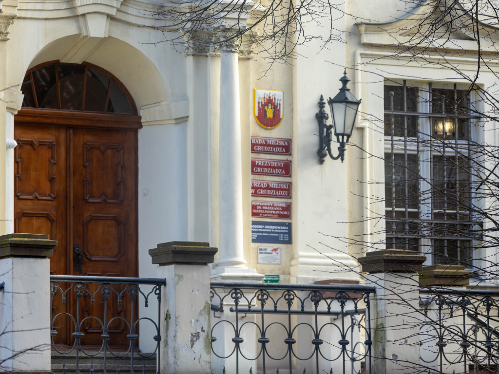 Fotografia przedstawia budynek Urzędu Miejskiego w Grudziądzu.