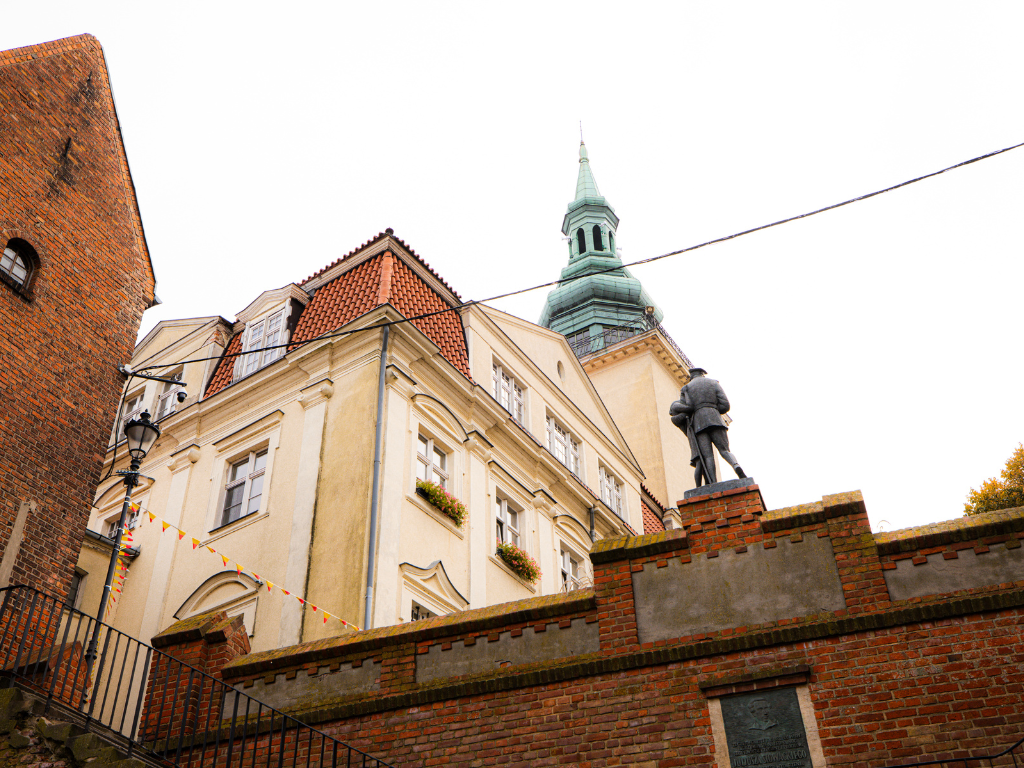 Grafika przedstawia budynek Urzędu Miejskiego w Grudziądzu.