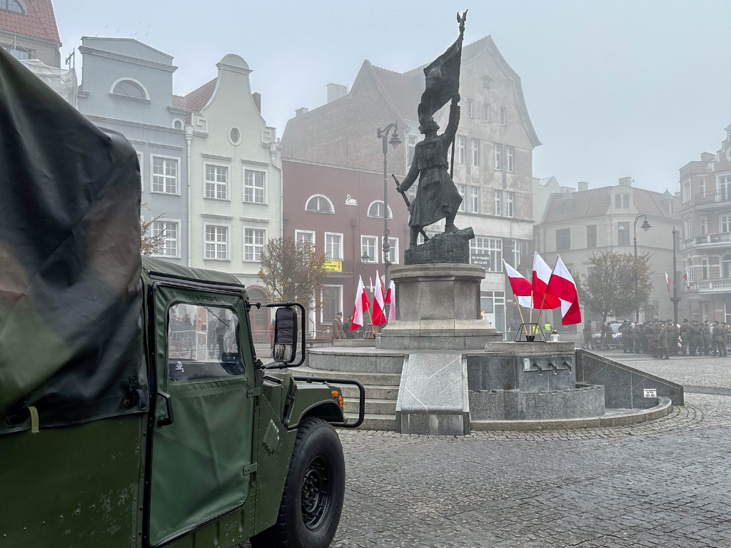 Fotografia przedstawia pomnik Żołnierza Polskiego.