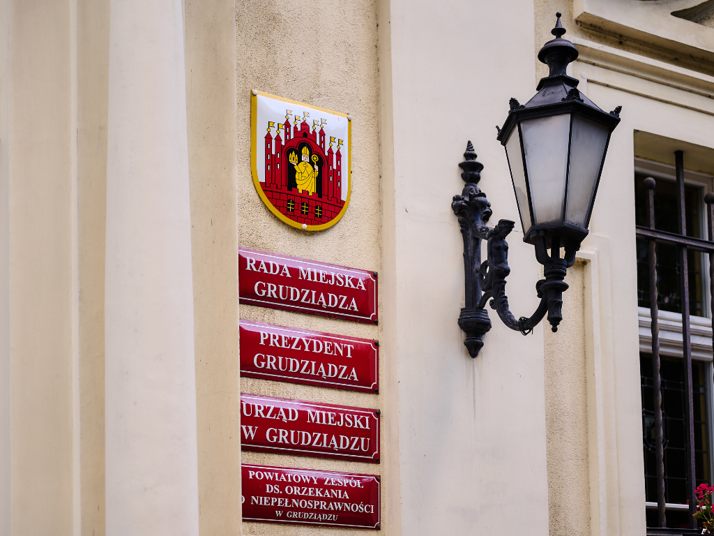 Fotografia przedstawia budynek Urzędu Miejskiego w Grudziądzu.