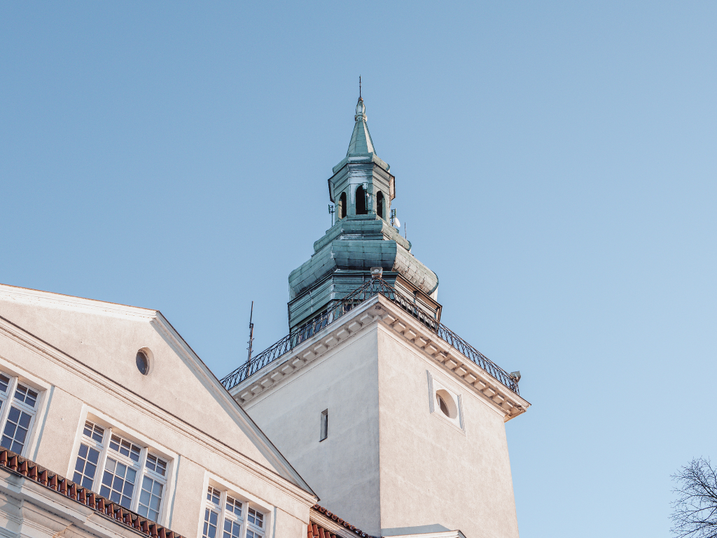 Fotografia przedstawia wieżę Ratusza. 