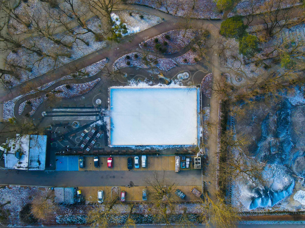 Fotografia przedstawia lodowisko miejskie. 