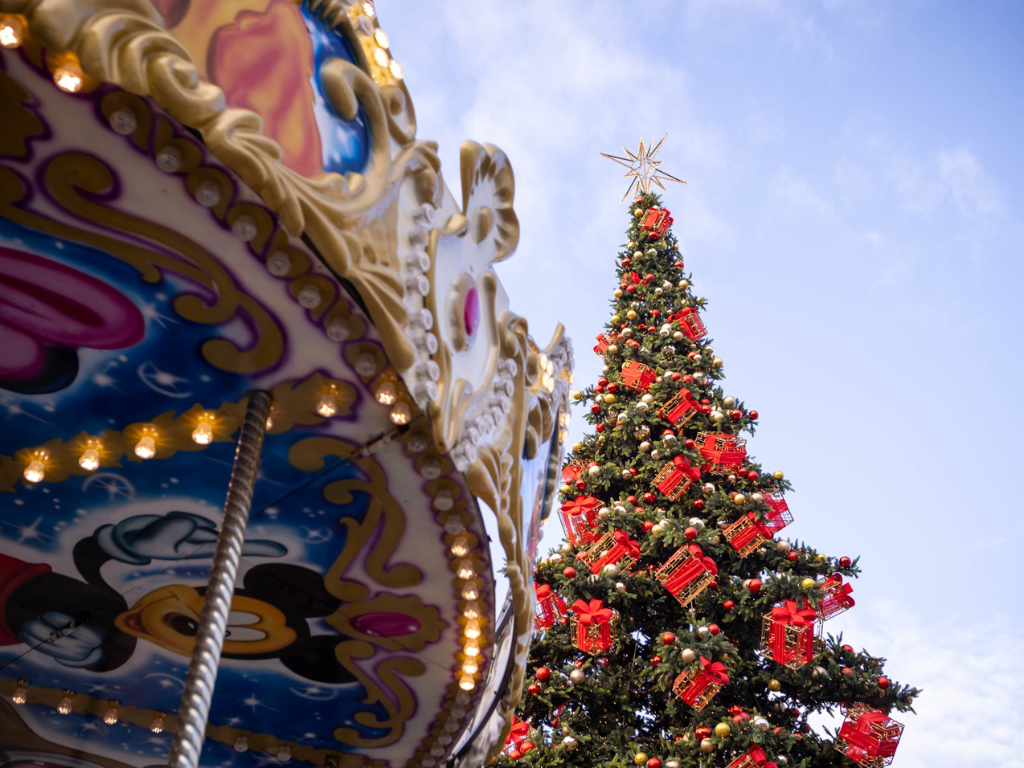 Fotografia przedstawia miejską choinkę.