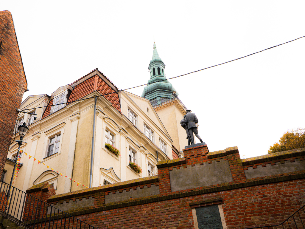 Fotografia przedstawia budynek Urzędu Miejskiego w Grudziądzu.