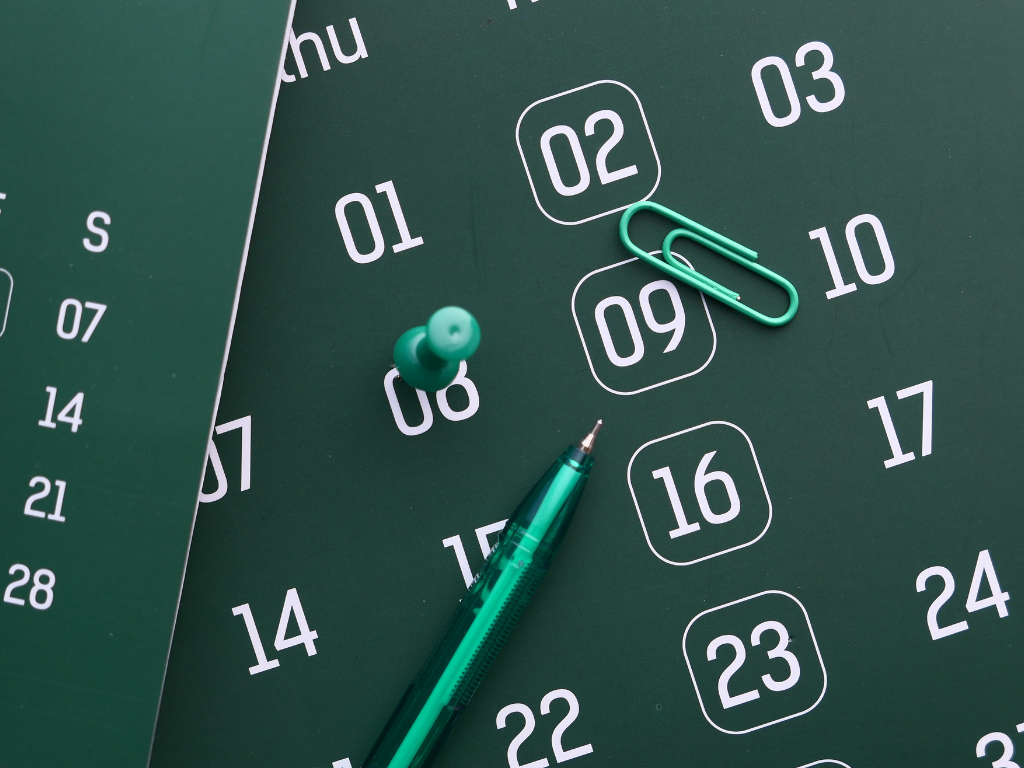 Grafika przedstawia kalendarz.