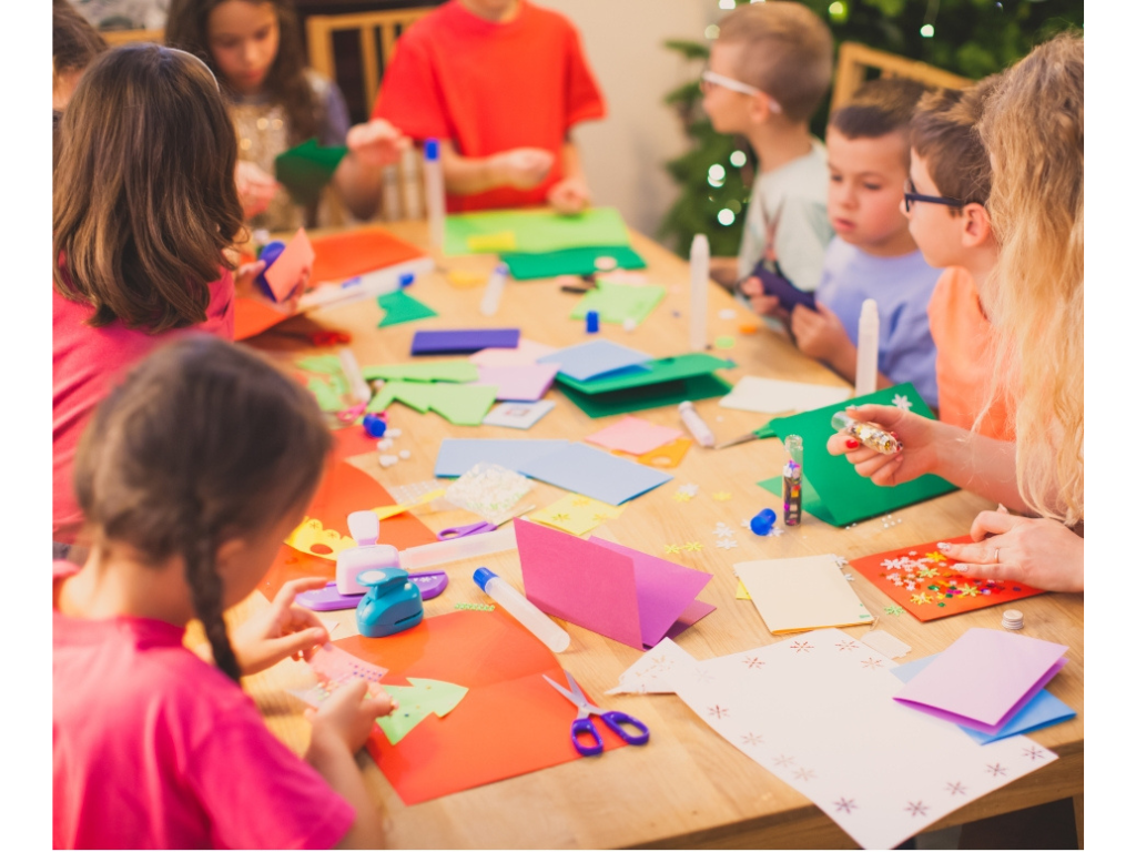 Fotografia przedstawia zajęcia plastyczne.