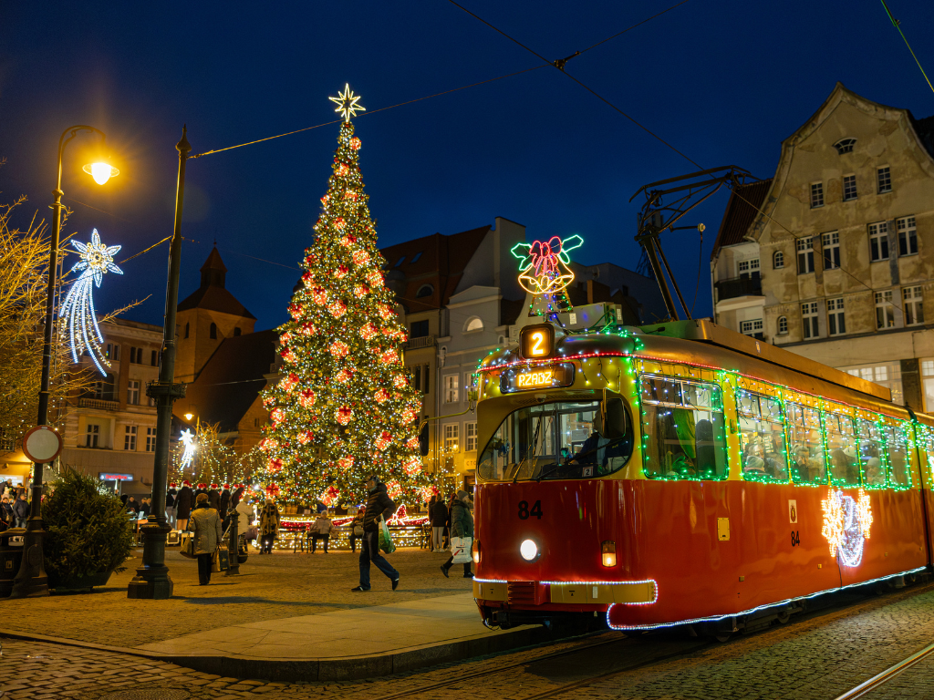 Fotografia przedstawia świąteczny tramwaj.
