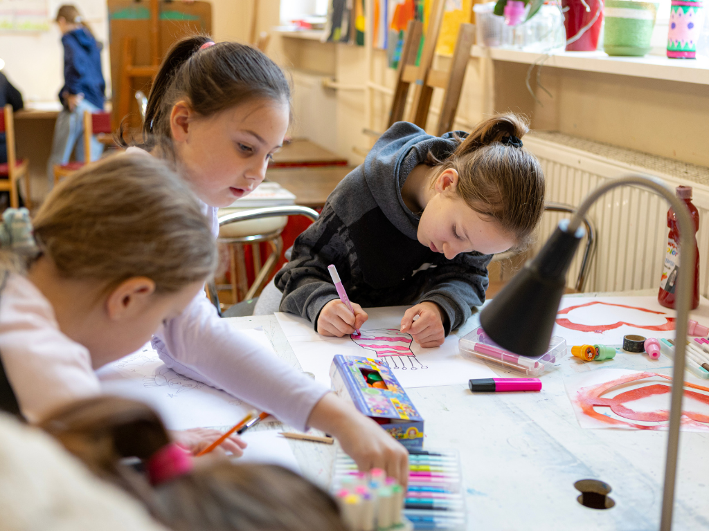 Fotografia przedstawia bawiące się dzieci. 