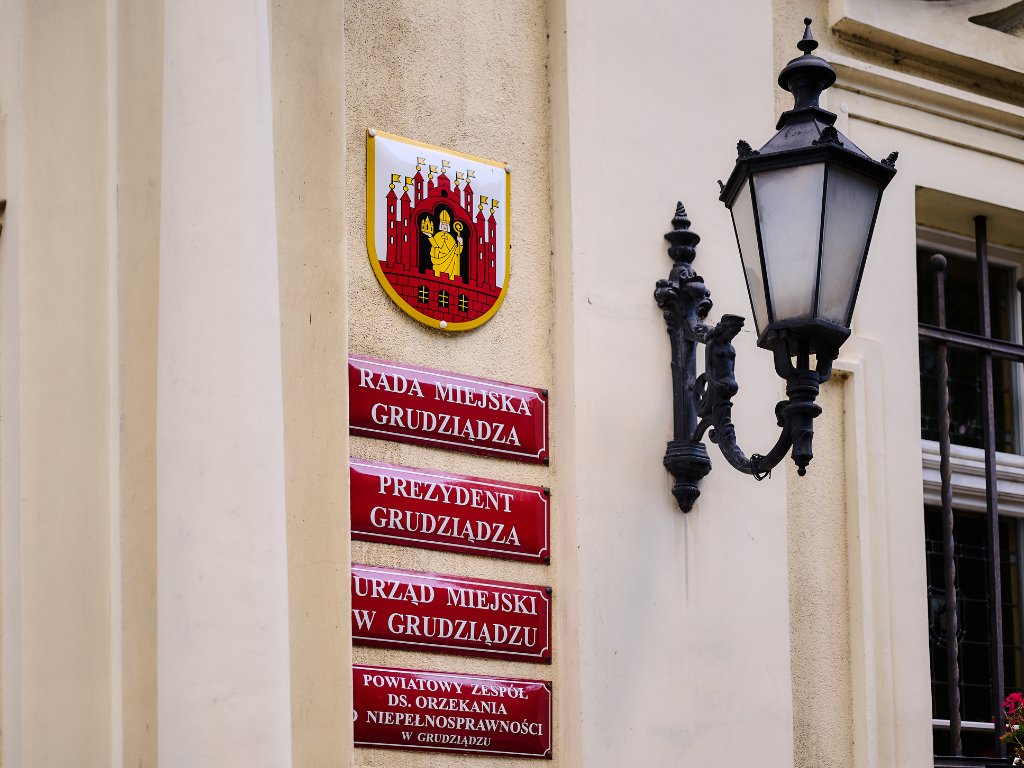 Fotografia przedstawia budynek Urzędu Miejskiego w Grudziądzu. 