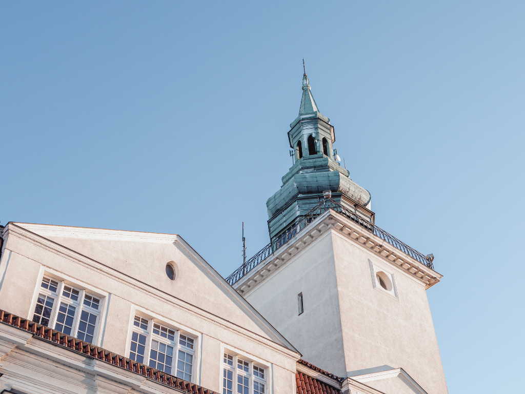 Fotografia przedstawia budynek Urzędu Miejskiego w Grudziądzu.