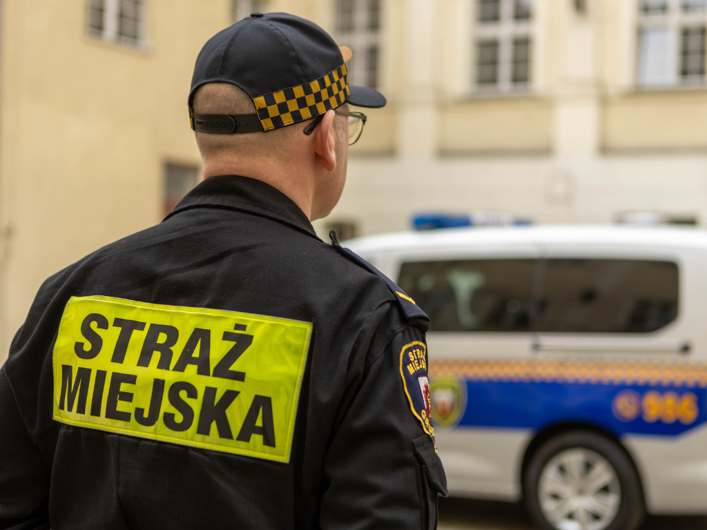 Fotografia przedstawia strażnika miejskiego.