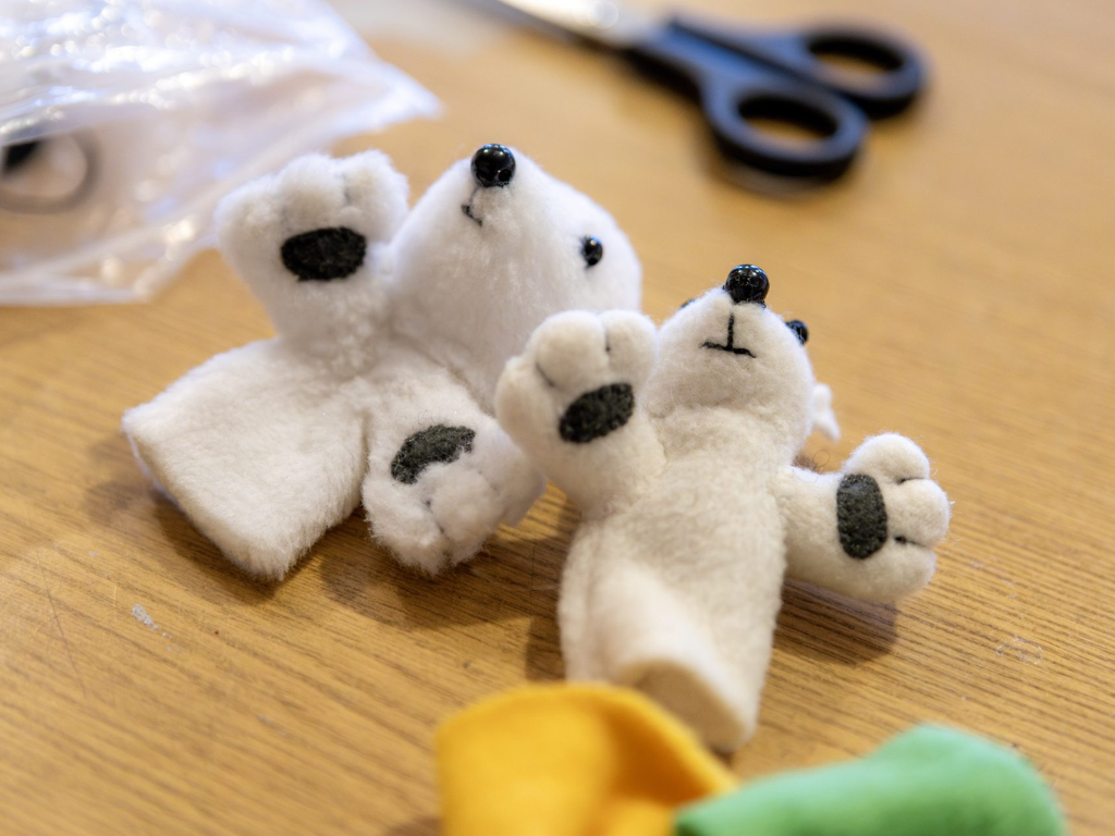 Fotografia przedstawia pacynki paluszkowe. 