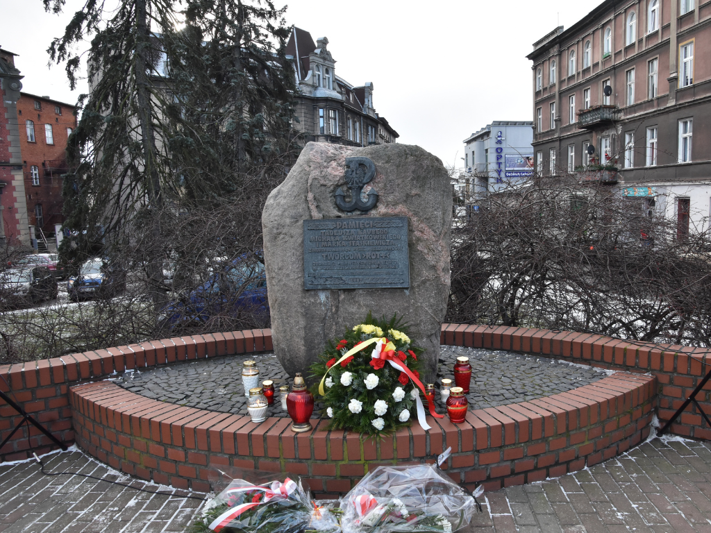 Fotografia przedstawia pomnik. 