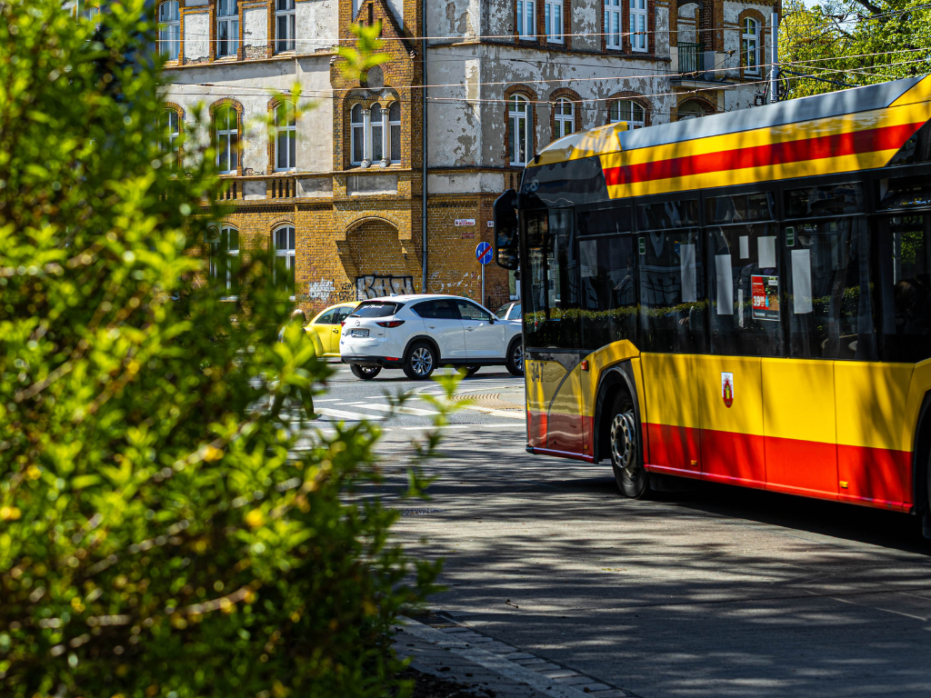 Fotografia przedstawia miejski autobus.