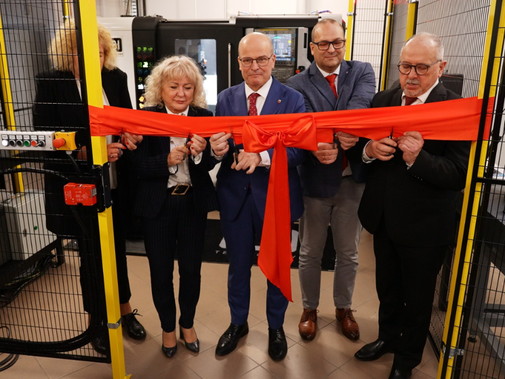 Fotografia przedstawia prezydenta Grudziądza, wiceprezydent Grudziądza, dyrektora Branżowego Centrum Umiejętności i wicekurator oświaty.