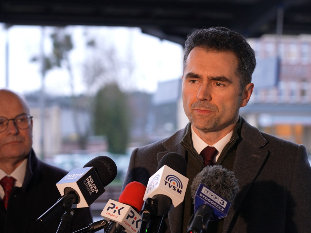 Fotografia przedstawia wiceministra infrastruktury Piotra Malepszaka i prezydenta Grudziądza Macieja Glamowskiego.