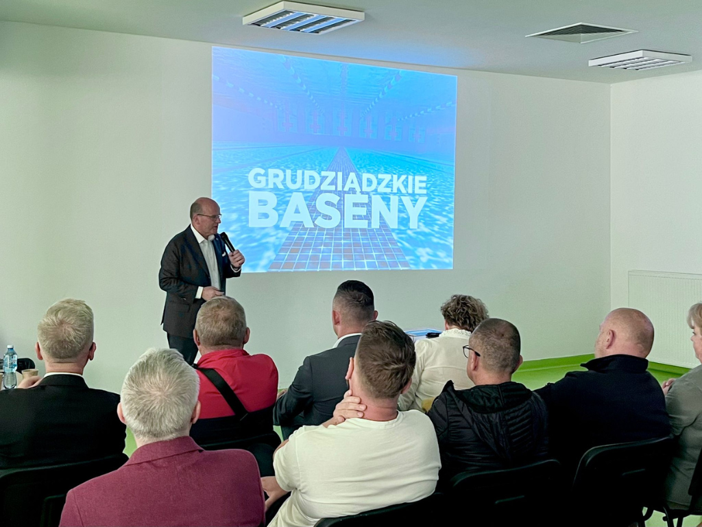 Fotografia przedstawia prezydenta Grudziądza podczas spotkania z mieszkańcami.