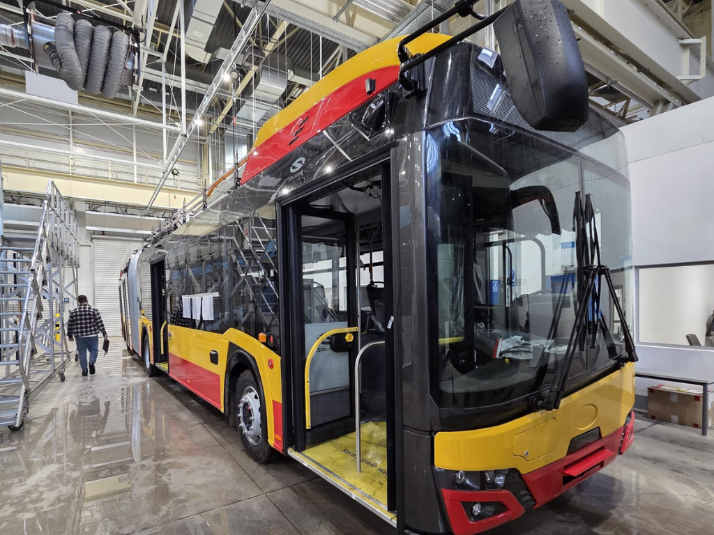 Fotografia przedstawia autobus. 