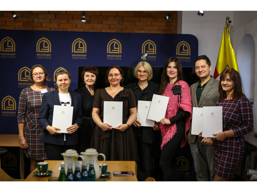 Fotografia przedstawia nauczycieli. 