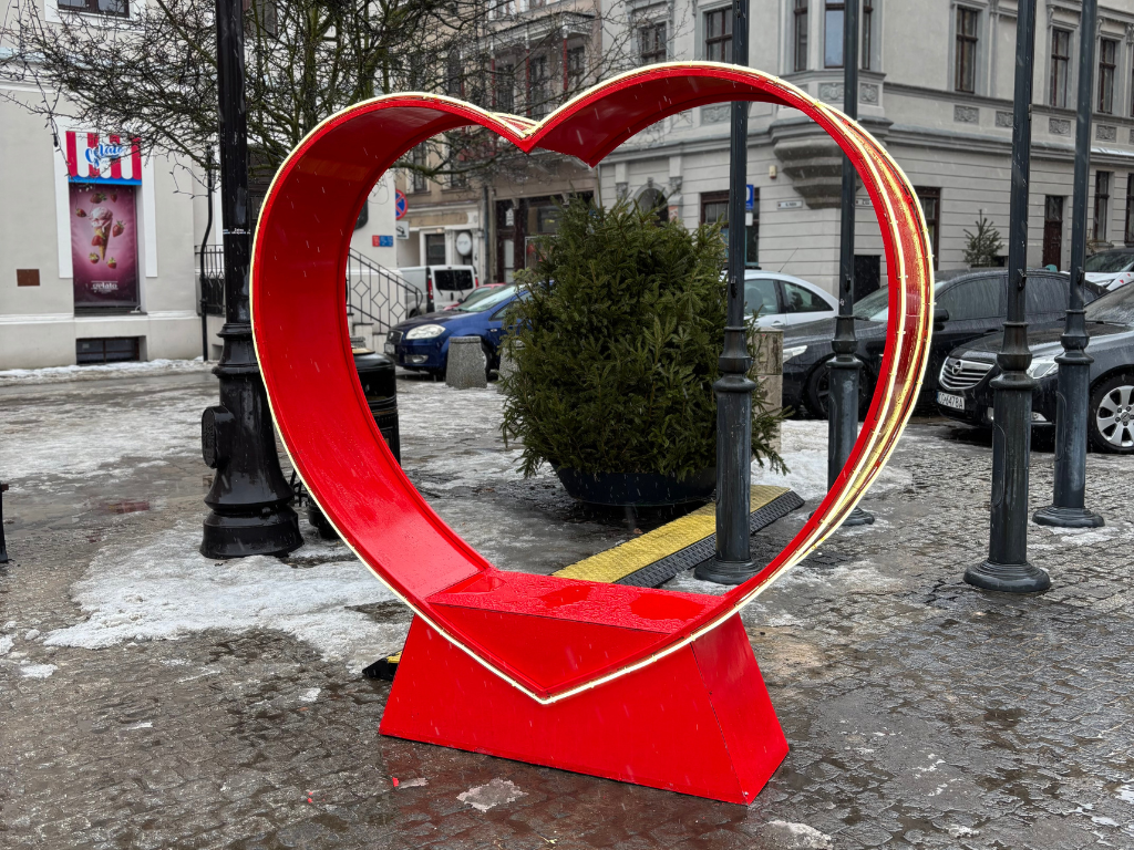Fotografia przedstawia walentynkową instalację w kształce serca..
