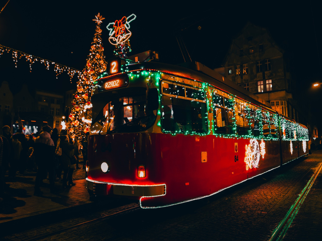 Fotografia przedstawia świąteczny tramwaj. 