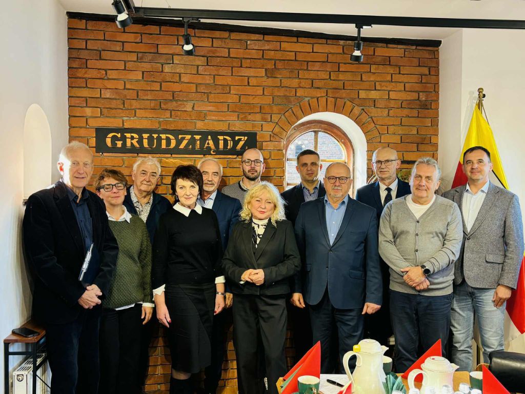 Fotografia przedstawia władze miasta oraz przedstawicieli delegacji z Francji..