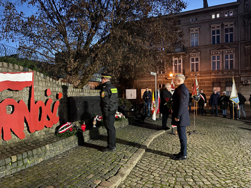 Fotografia przedstawia wiceprezydenta Grudziądza i strażnika miejskiego.