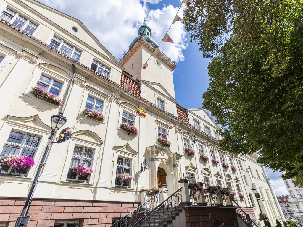 Fotografia przedstawia budynek Urzędu Miejskiego w Grudziądzu.