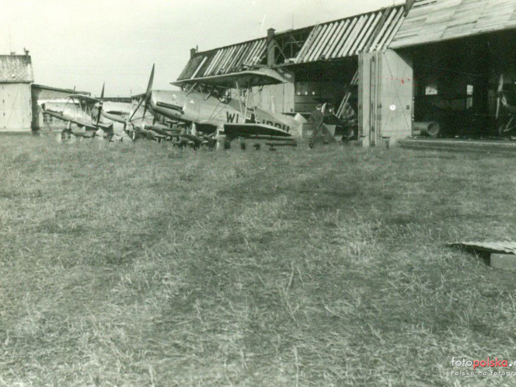 Fotografia przedstawia hangar na samoloty.