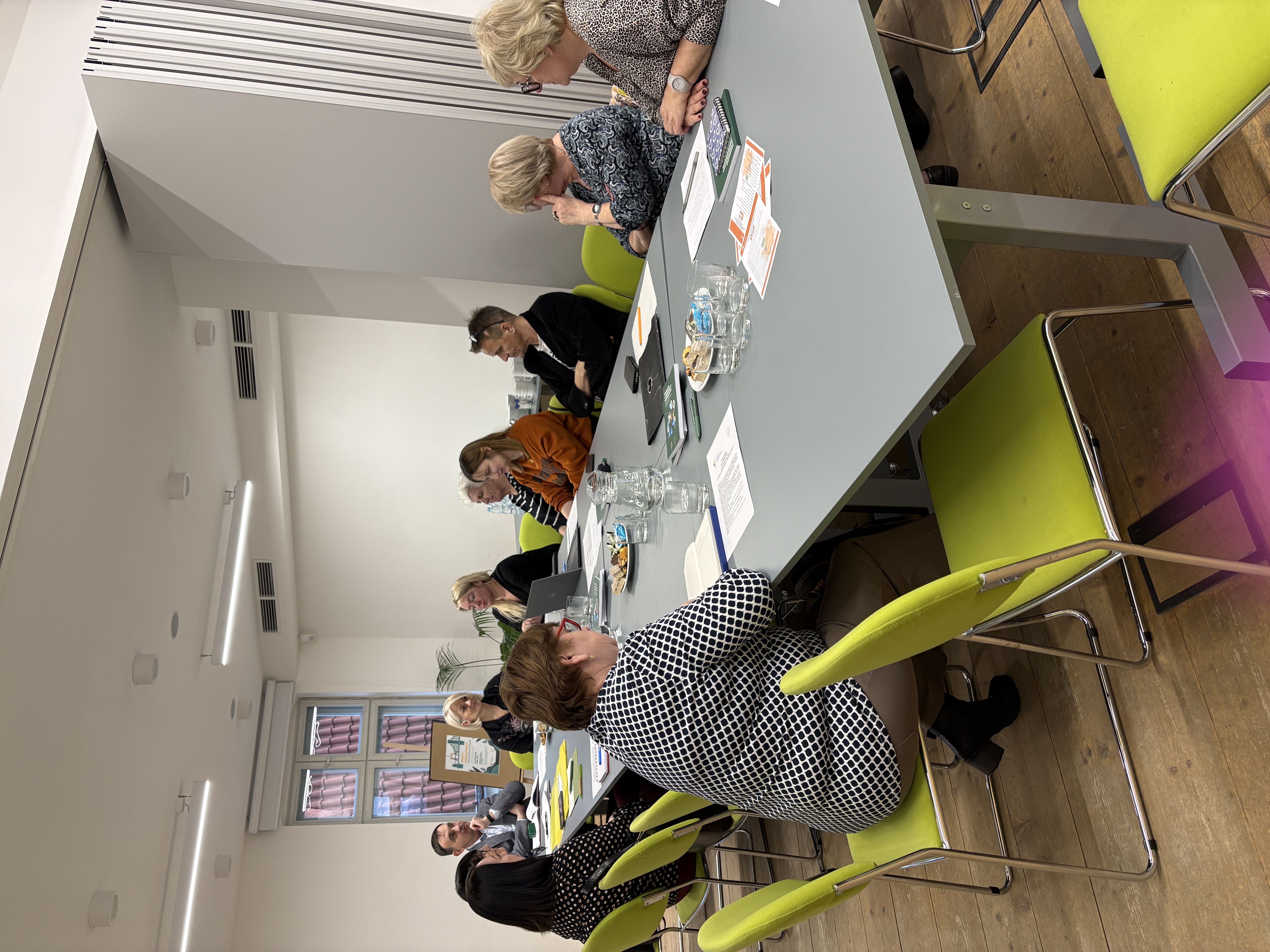 Obraz przedstawia uczestników spotkania