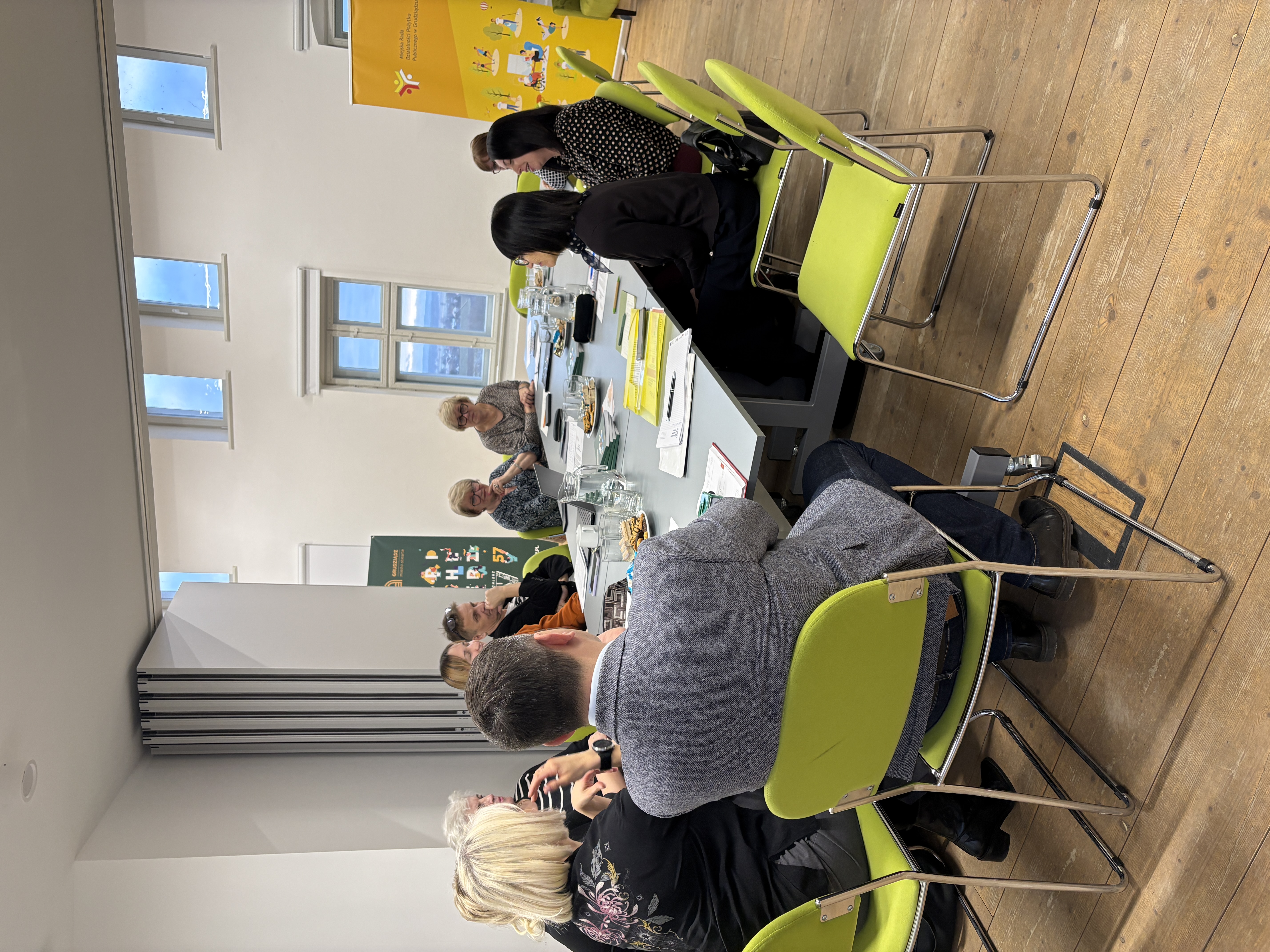 Obraz przedstawia uczestników spotkania