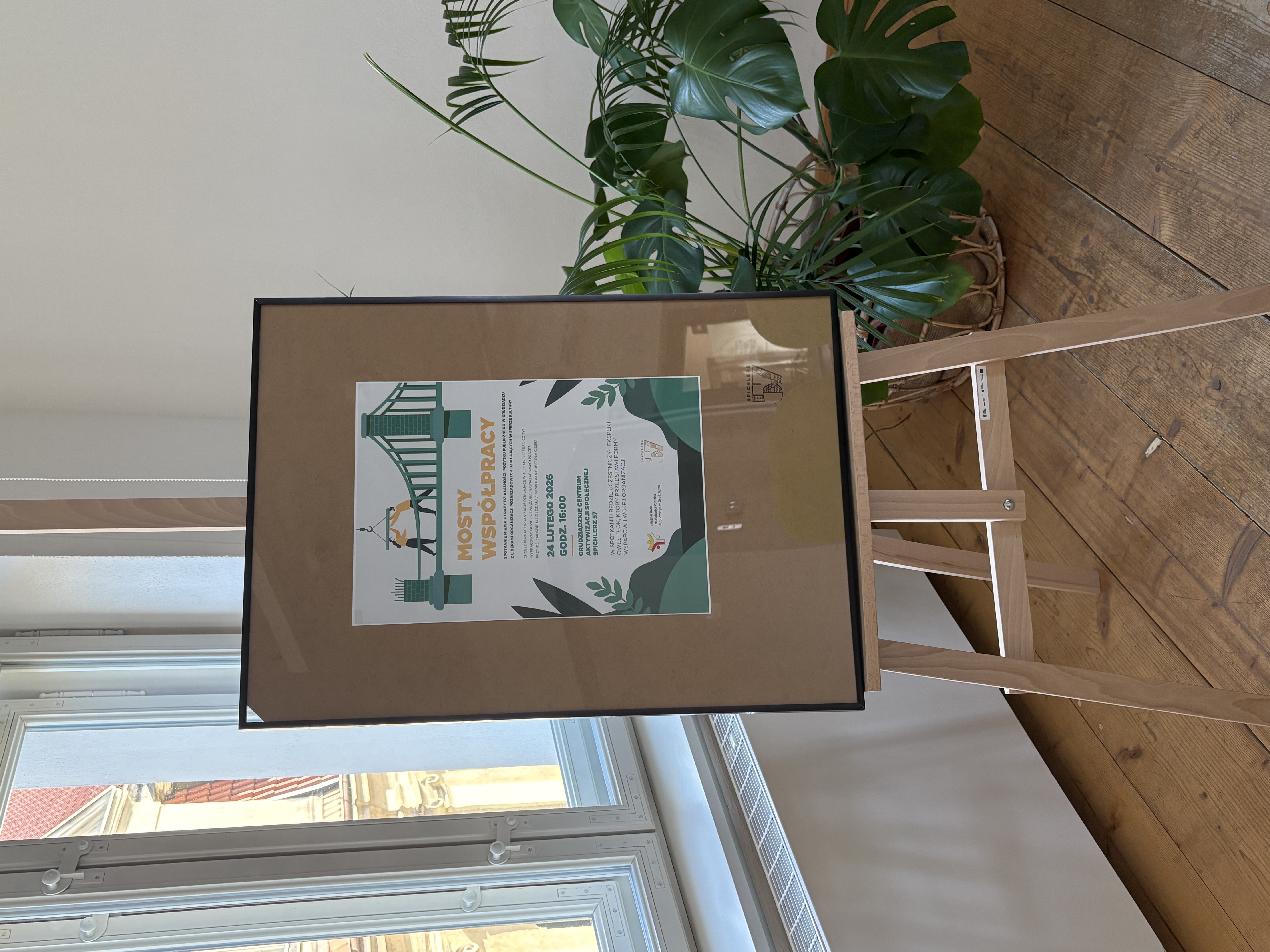 Obraz przedstawia tablicę informacyjną