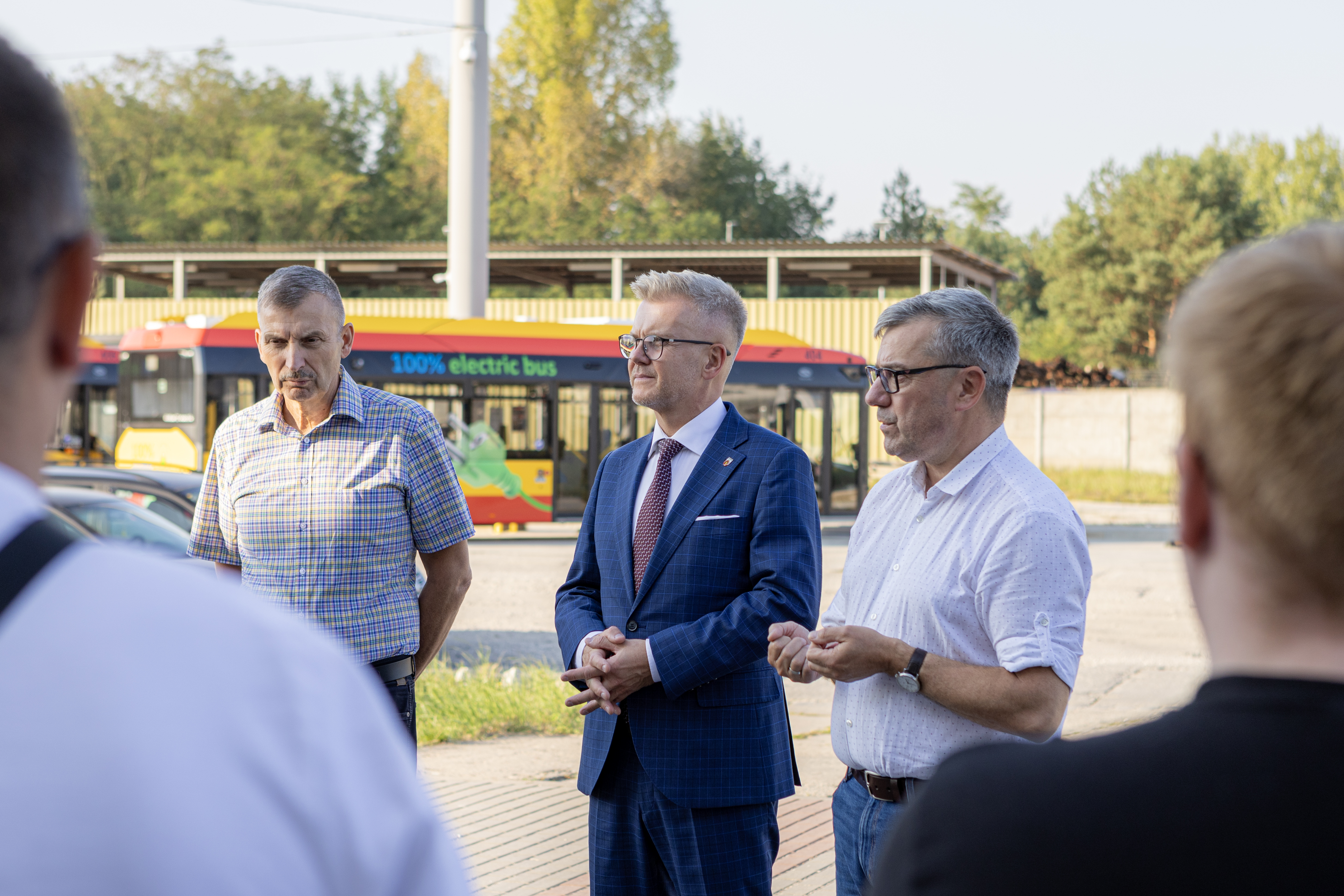 Na zdjęciu znajduje się wiceprezydent Tomasz Smolarek na tle miejskiego autobusu.